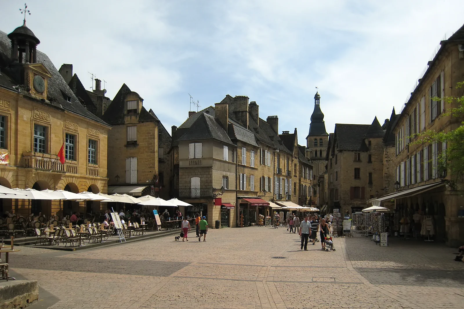 Golden limestone buildings in Sarlat’s historic center