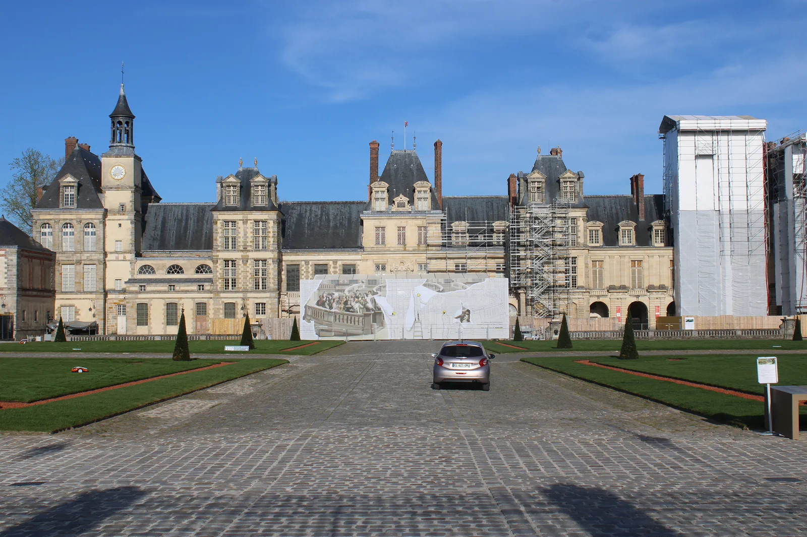 The horseshoe staircase and courtyard at Château de Fontainebleau