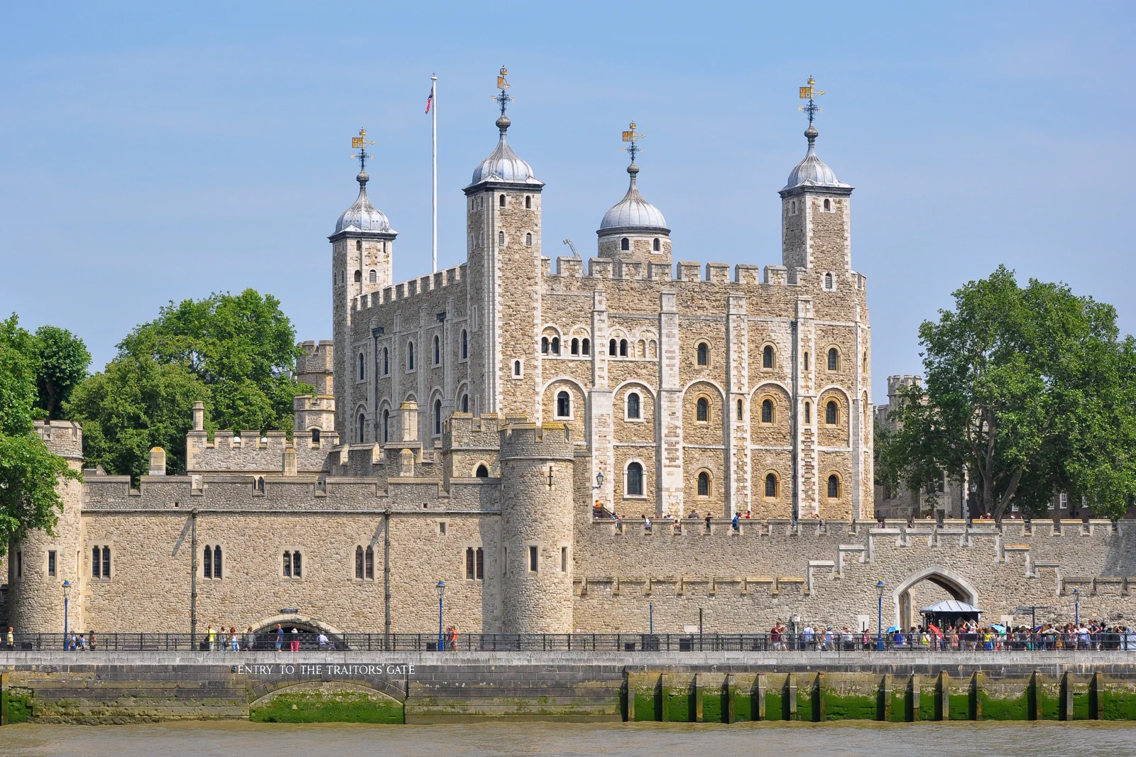 The Tower of London beside the Thames and the City skyline