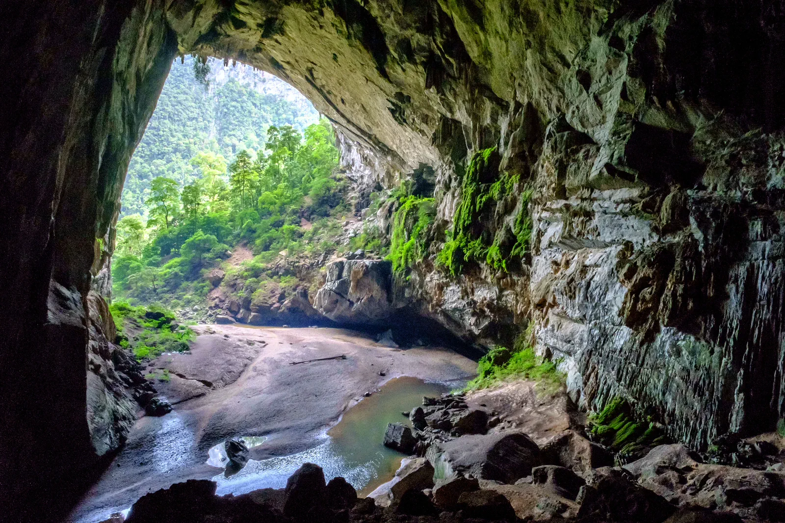 Entrance to Hang En Cave in Phong Nha-Ke Bang National Park
